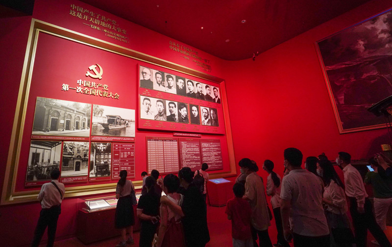 群众参观中国共产党历史展览馆