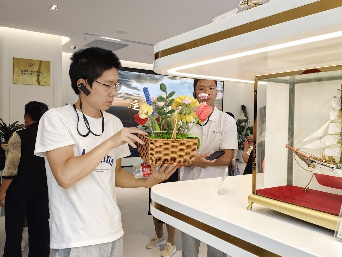 在残疾人之家参观